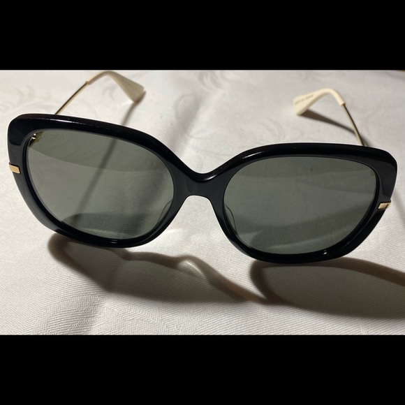 Gucci sunglasses! Rarely worn! Store bought. main image 11